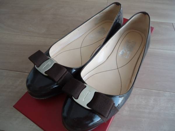 Ferragamo フェラガモ☆VARINA FONDENTE パテント 7C リボン