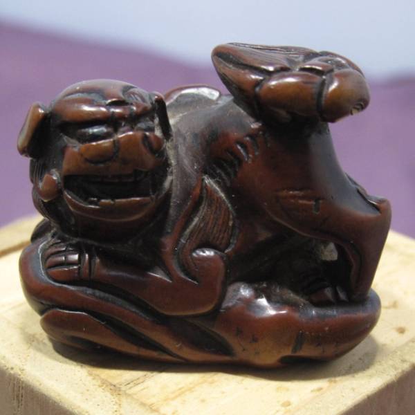 ◇◆ 優品　根付　黄楊材　獅子の図　穴象牙◆◇