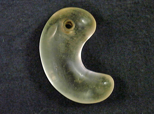 古墳期　透明感が良く　両側穿孔穴のズレが見える　水晶製勾玉　