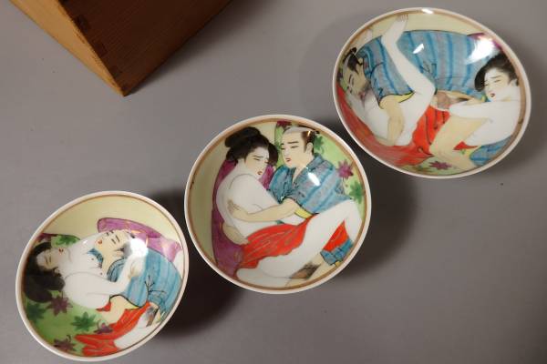 猪口，酒具，酒器，春画 春画 エロ 入れ子 盃 酒器 金彩色絵 猪口 茶室 (色絵磁器)｜売買された