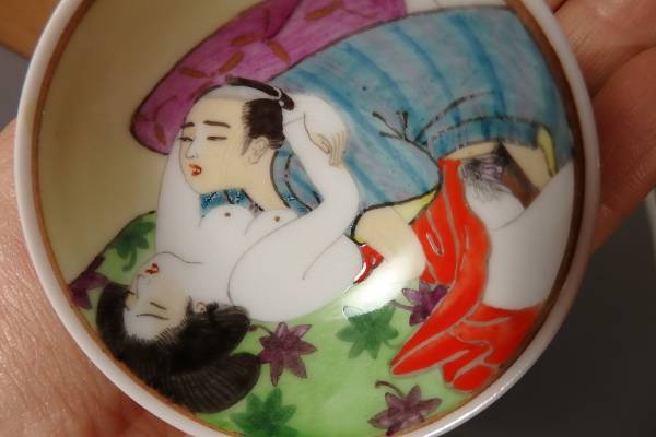 春画 エロ 入れ子 盃 酒器 金彩色絵 猪口 茶室 (色絵磁器)｜売買された