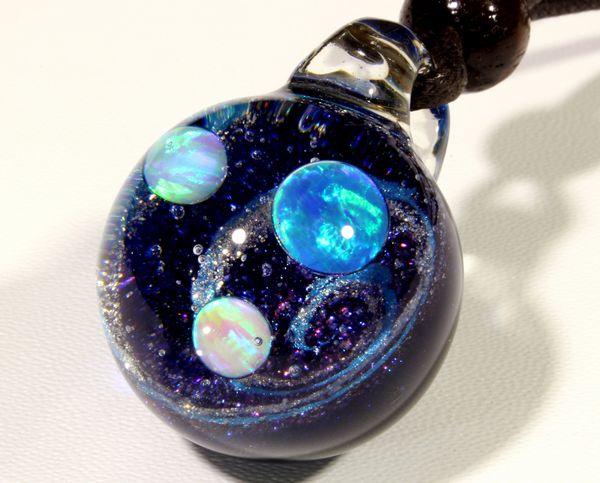 【chocochan】宇宙+ガラス風ペンダント+3つの惑星+オパール/570