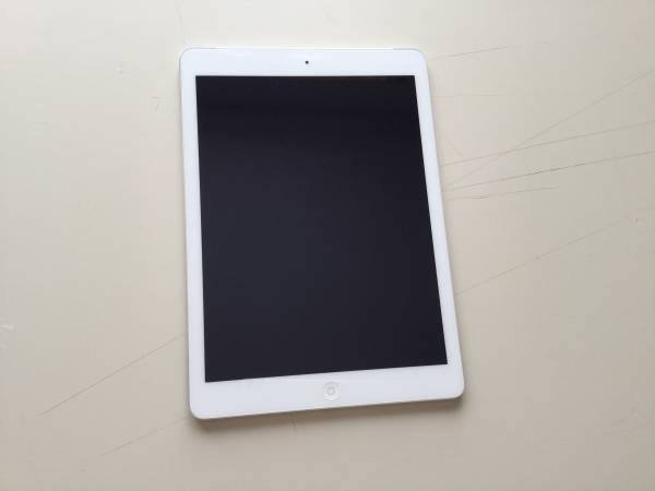 【美品】iPad Air Wi-Fi+Cellular 16GB シルバー au