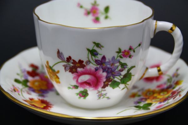 絶品 ロイヤルクラウンダービー1984年 花柄金彩 カップ&ソーサー