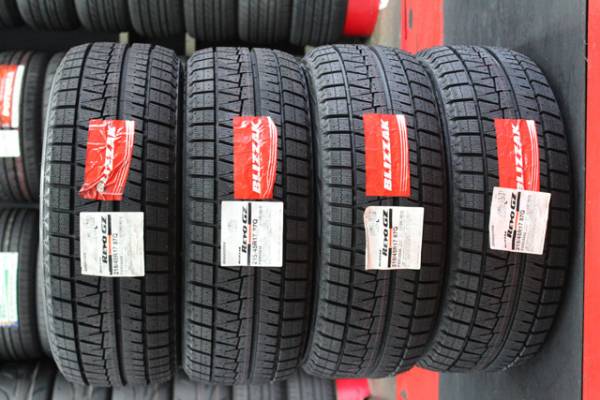 ☆超バリ山！ゴム質良好！ ブリヂストン BLIZZAK REVO GZ 215⁄45R17 4 BS
