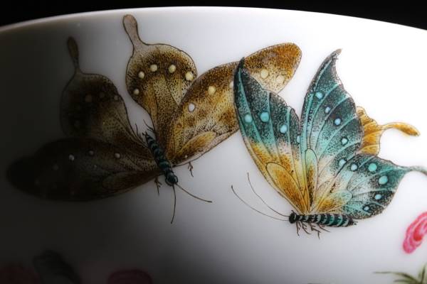 ☆雍正年製銘粉彩碗・4匹蝶・山石唐草文色文碗★品格の焼き物