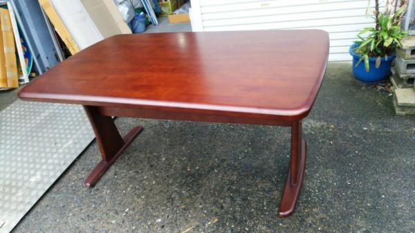 展示品　B級品　ダイニングテーブル　家具メーカーのもの
