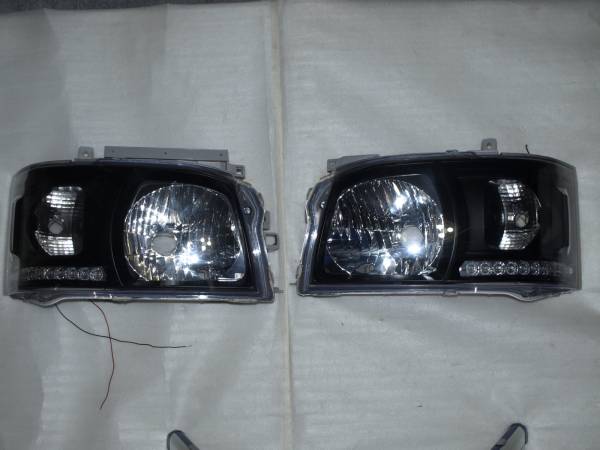 ハイエース インナーブラック ヘッドライトユニット左右 LED