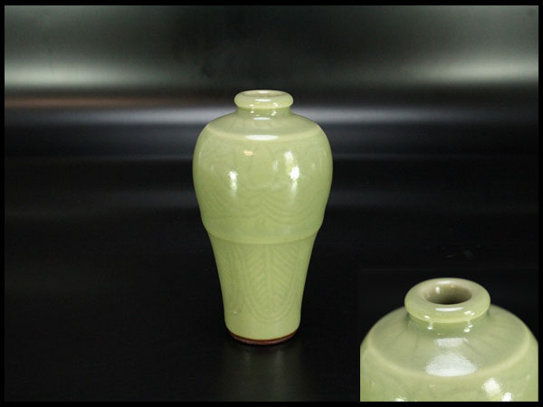 中国美術龍泉青磁刻蓮花紋瓶旧家蔵出(M81)