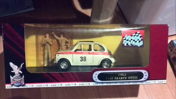 1/18　フィアット　アバルト　695SS　白　フィギュア付き