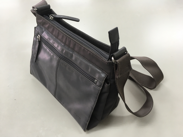 コムサデモード 革使いショルダーバッグ