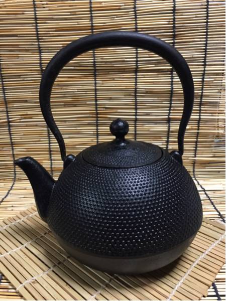 南部鉄瓶 南部鉄器 丸形 南部形鉄瓶 鬼霰地文 富士八戸造 〇