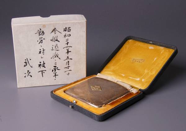 ■賜品 久邇宮家銀煙草入 80g■