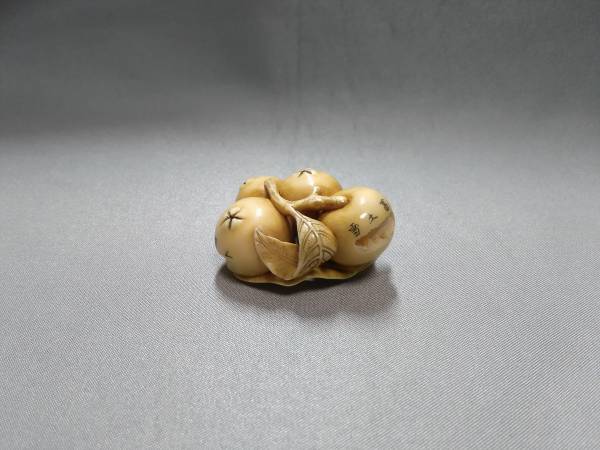 ■蔵出骨董品 根付 象牙 枇杷 玉宝斎■