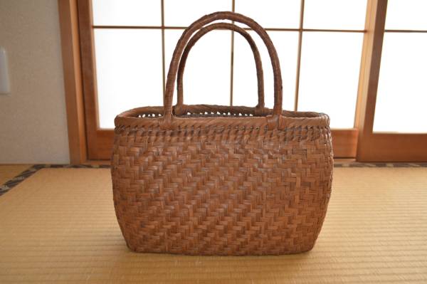 【送料無料】軽量山葡萄網代編太鼓形手提げ籠バッグ　日本伝統色　 横約34cmx高さ約20cmx奥行約15cm 　花火シーズンに最適！！