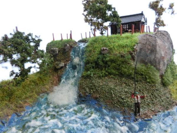 ★★　1/150　昭和の田舎の情景・『滝のある民家と釣り人』 ジオラマ完成品　ライトアップ　クリアケース付き　★★