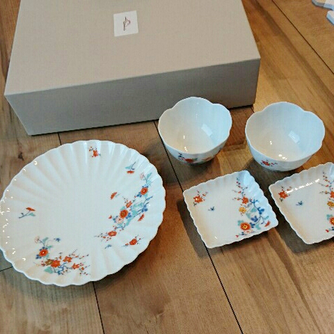 新品】【送料込み】色絵花鳥紋 有田400年セット 有田焼 深川製磁 色絵