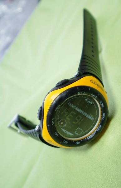 スント　ベクター　イエロー　中古　SUUNTO NITRAIDロゴ入り　