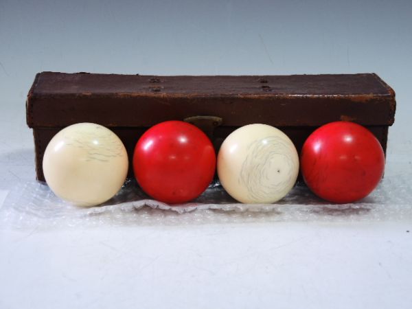 1059/ 古い象牙ビリヤードボール 紅白 総重量1009g程 ケース付 東洋