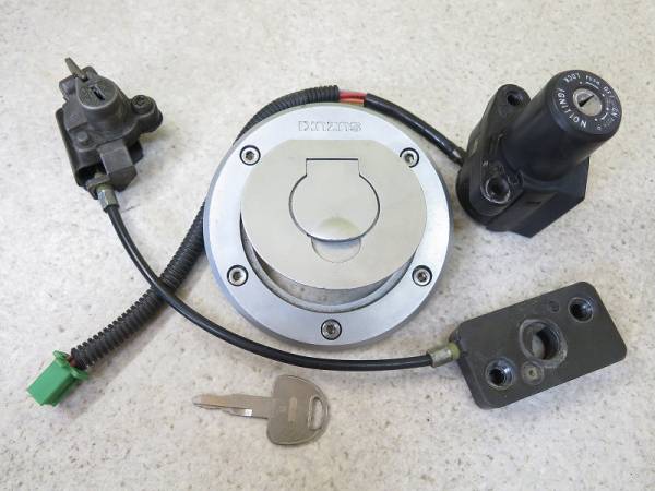 即決！GSX-R250/GJ72A-108取り外し/キーシリンダーセット/タンク