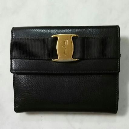 フェラガモ　二つ折り　財布　黒