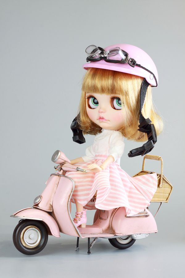 ブライスサイズ　ブリキバイクスクーター　ピンクかご付き　リカちゃん、モモコ、フィギュア等にも