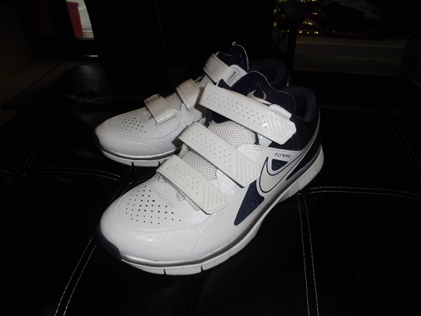 ナイキ　トレーニングシューズ　カラー白×紺　サイズ２７．５ｃｍ