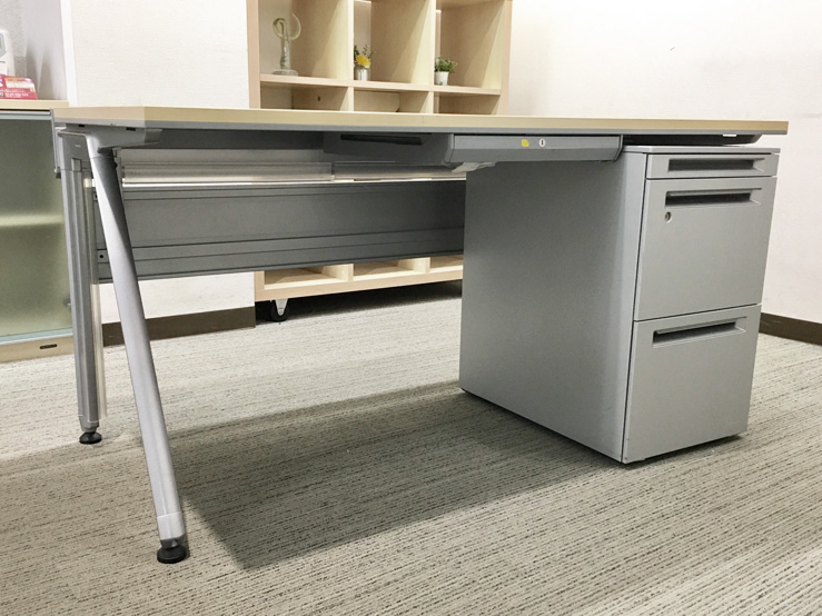 ★美品 オカムラ 片袖机 スチールデスク オフィスデスク 片袖デスク 事務机 コードホール W1400 日本製 国産 中古