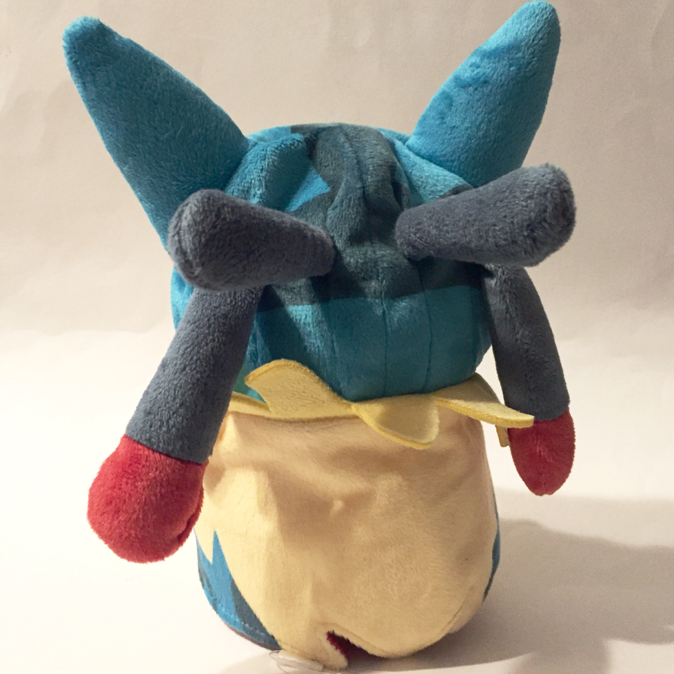美品】メガルカリオのポンチョを着たピカチュウ ぬいぐるみ タグ付き