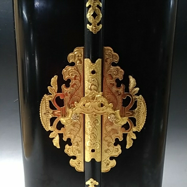 L8133[丸吉]厨子 漆塗彫金装飾 内側金箔張 観音開 小型仏壇 高37cm