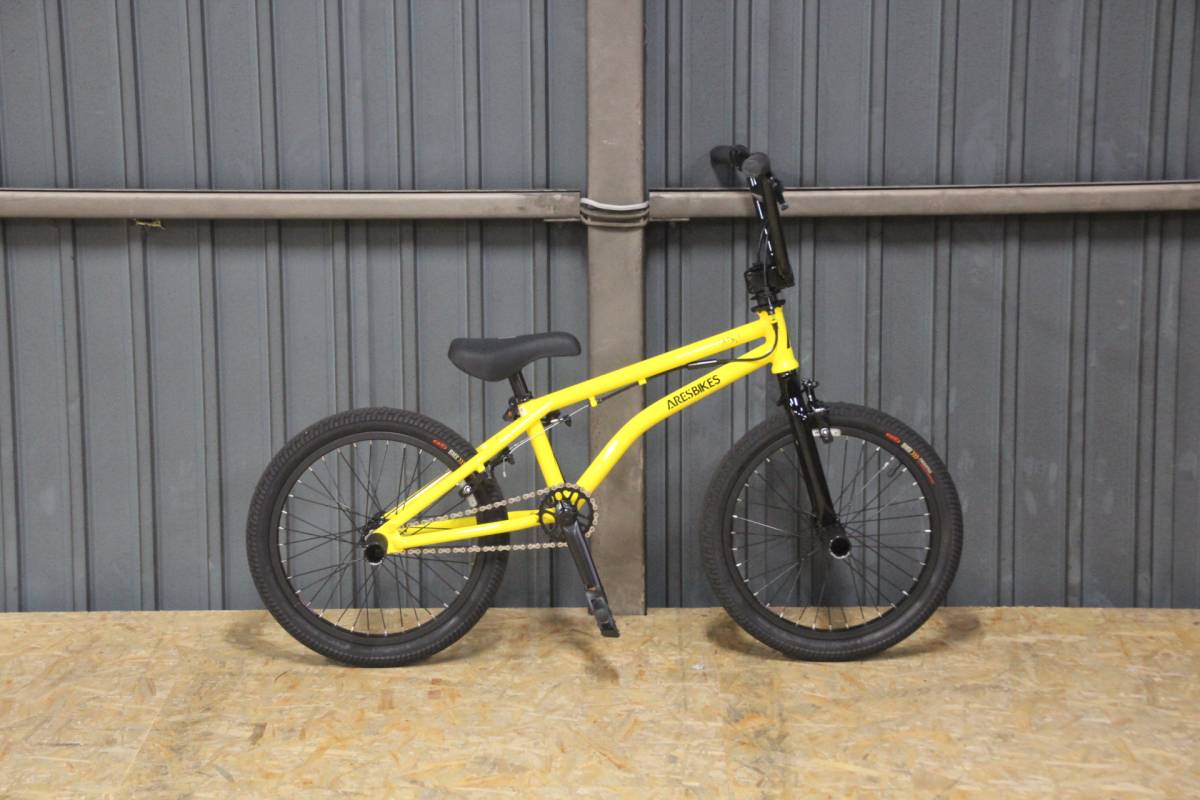 B><BR><BR>商品名：BMX ジャイロ搭載20インチモデル<BR>サイズ：約、W145×D59×H88cm<BR>カラー：マットブラック(つや消しブラック)<BR>配送費用：<BR>その他全国一律  　４５００円<BR>北海道　　　　　 ６５００円<BR>※但し、沖縄や離島などの特別地域などは別途運送会社などにお見積もりとなります。<BR>備考：<BR>※本製品は組立式の状態での出荷となりご到着後、落札者様自身で組立てなどをして頂く必要がございます。サドルやグリップなどのデザインについては若干の仕様変更がある場合がございます。<BR>※未使用品ですが倉庫会社の過剰在庫品や展示商品や長期保管商品などになり発送時の外箱が不足している場合がございますのでその場合はエアパッキンなどで簡易梱包での発送となります。<BR>※同梱不可となります。<BR><BR>【自転車防犯登録のお願い】<BR>自転車購入時や友人等から譲り受けた場合は法律(自転車法第12条第3項)で防犯登録を行う事が義務付けられています。最寄りの自転車販売店で必ず手続きをお願いします。<BR><BR><CENTER><img loading=