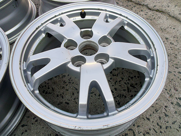 30プリウス後期 純正15インチアルミホイール タイヤ付き 4本 ZVW30 30 