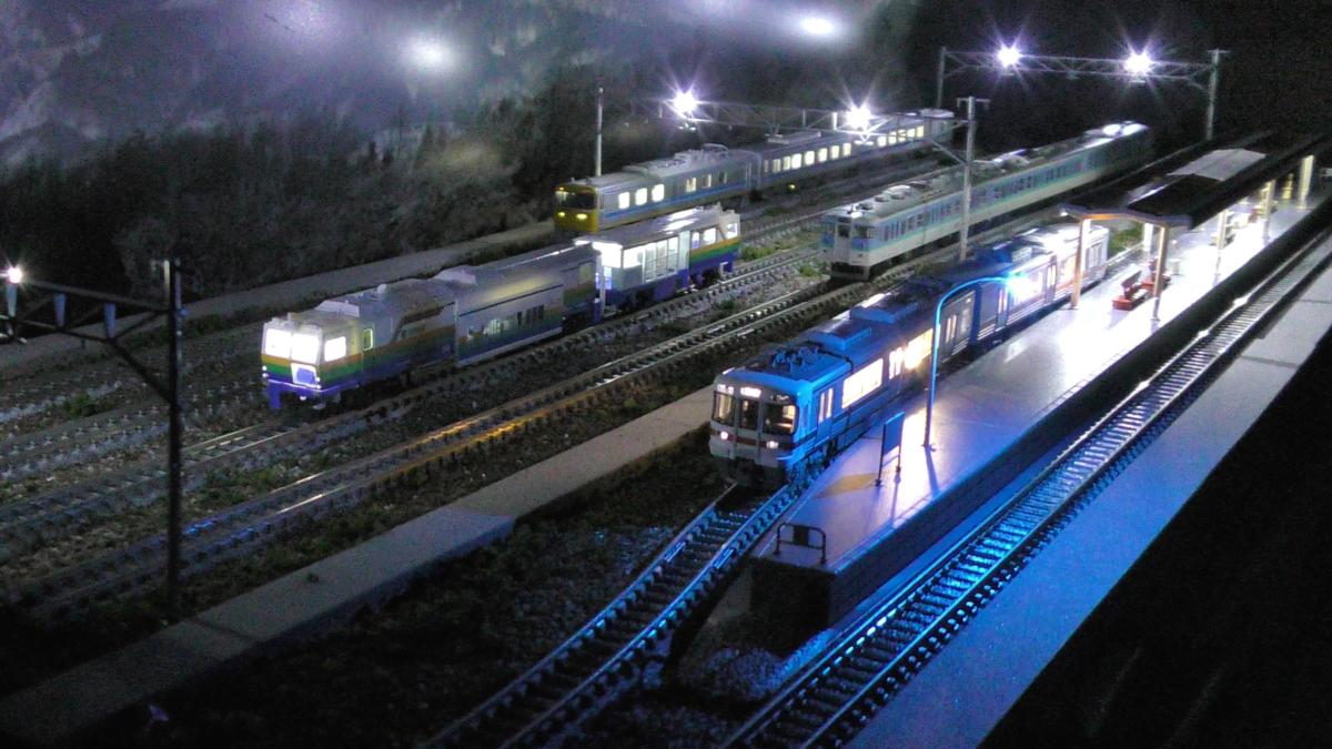 【SAZAN】鉄道ジオラマ展示台(6線路ｘ各6両編成）※架線柱ヤード灯つき4線＆島式ホーム 90x30cm★小1