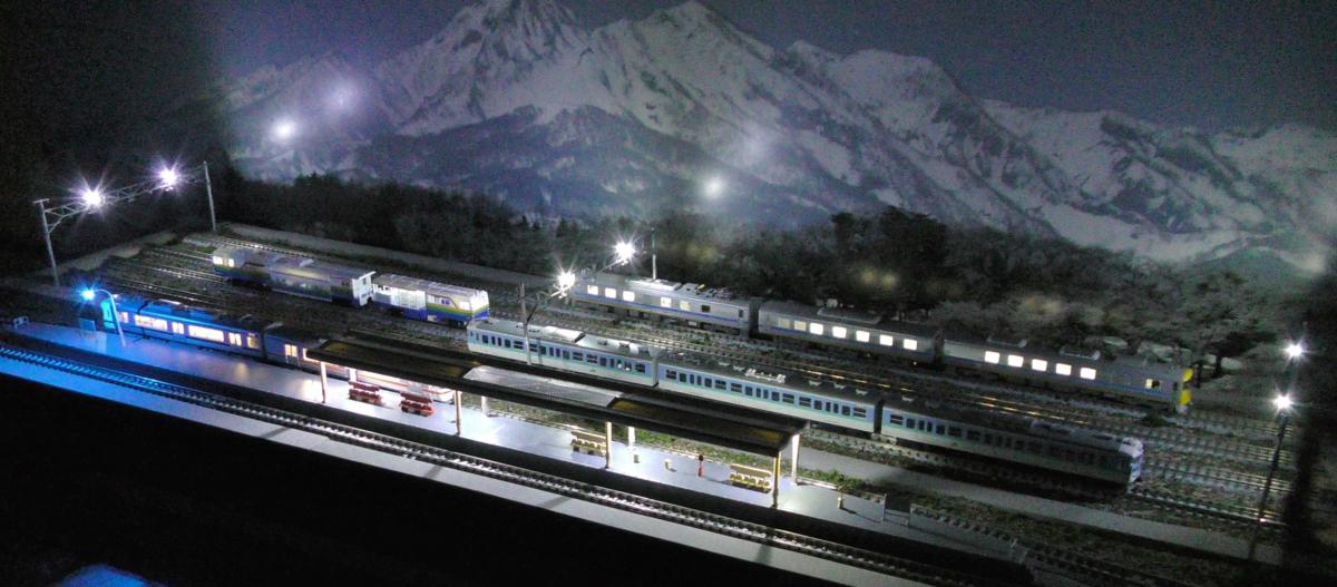 【SAZAN】鉄道ジオラマ展示台(6線路ｘ各6両編成）※架線柱ヤード灯つき4線＆島式ホーム 90x30cm★小1