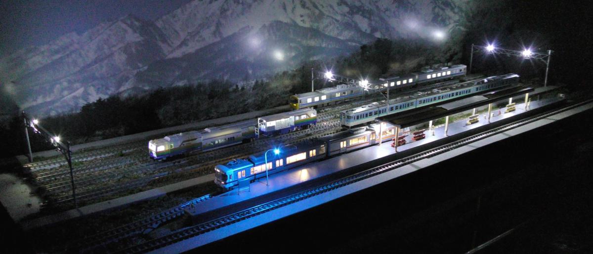 【SAZAN】鉄道ジオラマ展示台(6線路ｘ各6両編成）※架線柱ヤード灯つき4線＆島式ホーム 90x30cm★小1