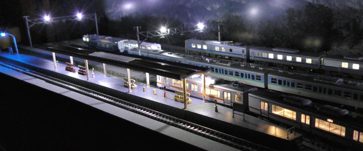 【SAZAN】鉄道ジオラマ展示台(6線路ｘ各6両編成）※架線柱ヤード灯つき4線＆島式ホーム 90x30cm★小1