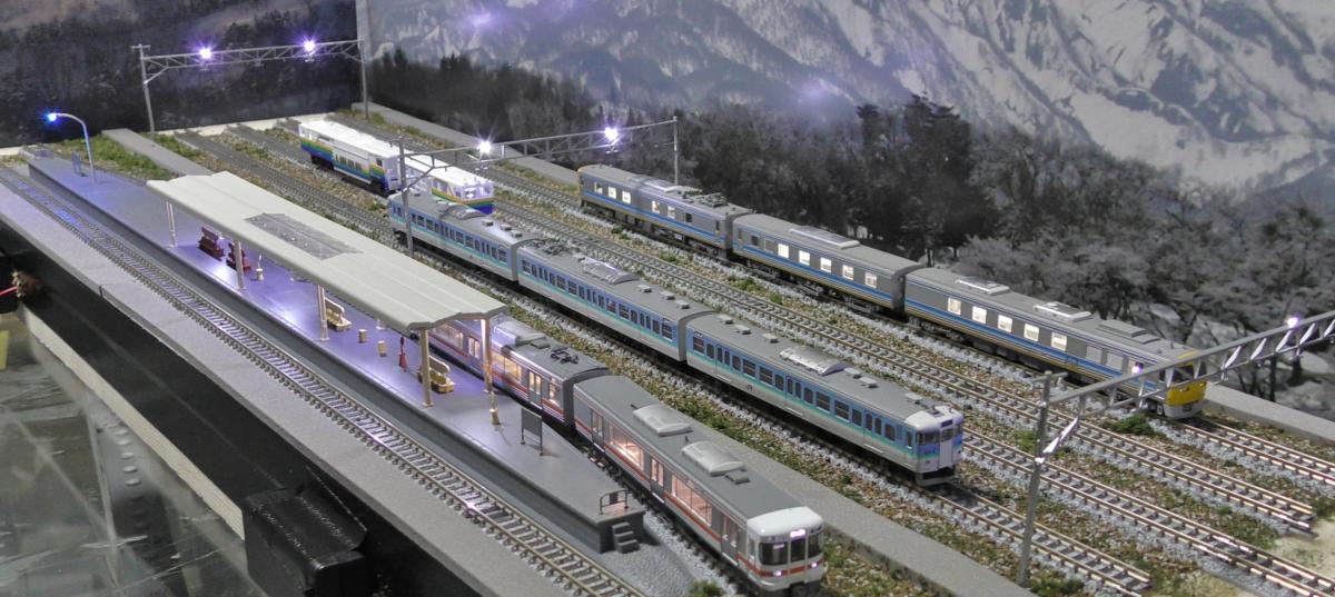 【SAZAN】鉄道ジオラマ展示台(6線路ｘ各6両編成）※架線柱ヤード灯つき4線＆島式ホーム 90x30cm★小1