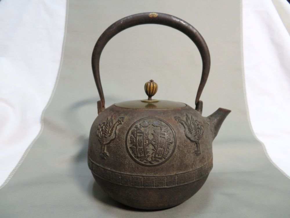 金龍堂 明治期⁄龍文堂造 提手銀象嵌斑紫銅蓋山水図鉄瓶（共箱） 茶道具