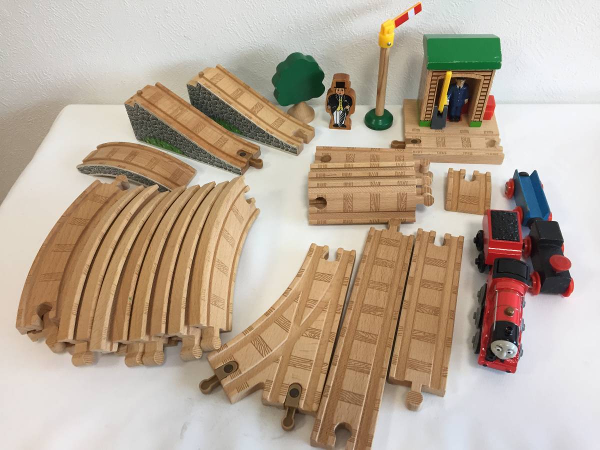 まとめ売りセット きかんしゃトーマス木のおもちゃと木製レール他 木の 