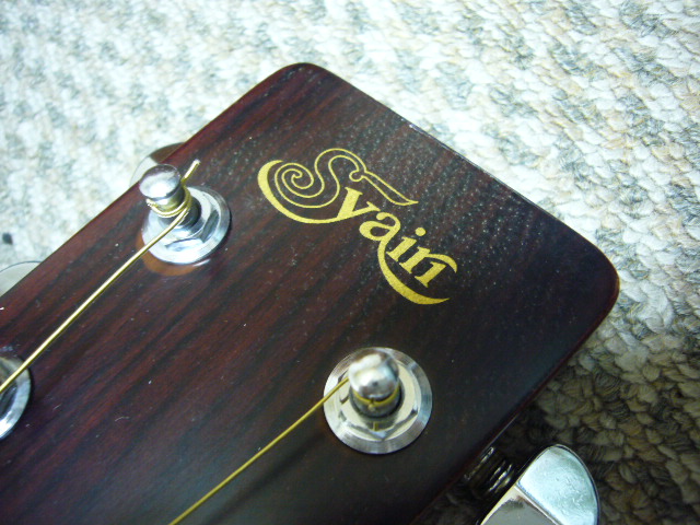 S-Yairiと焼印が有るアコギ トップ単板