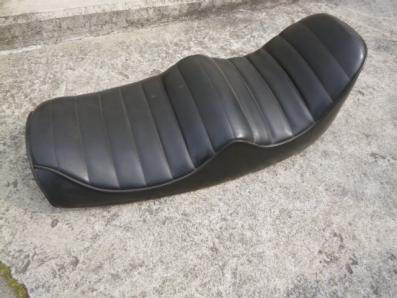 スズキ GT380 サムアップシート タックロール 鉄ベース 検）旧車　ＧＴ サンパチ