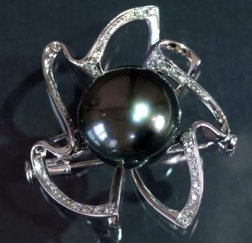 E6365 大粒南洋黒真珠１５．３mm 絶品ダイヤモンド０．２５ct 最高級18KWG無垢ブローチ/トップ 重量11.3g 縦幅34.4×32.0mm　