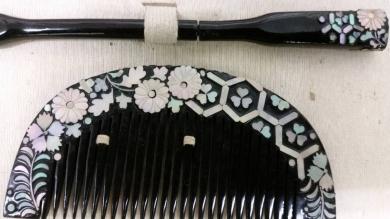 品質保証，人気SALE 年代物 シック お洒落な美しい漆芸に螺鈿があしらわれた笄 櫛のセット 笄 櫛は が 桐箱に難あり 送料は無料(女性和服、着物)｜売買されたオークション情報、yahooの商品情報をアーカイブ公 その他