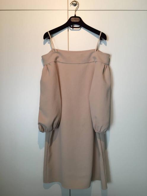 ティビ Tibi オフショルダー ワンピース ドレス ピンク ベージュ ドゥーズィエム クラス 取り扱い ワンピース 売買されたオークション情報 Yahooの商品情報をアーカイブ公開 オークファン Aucfan Com