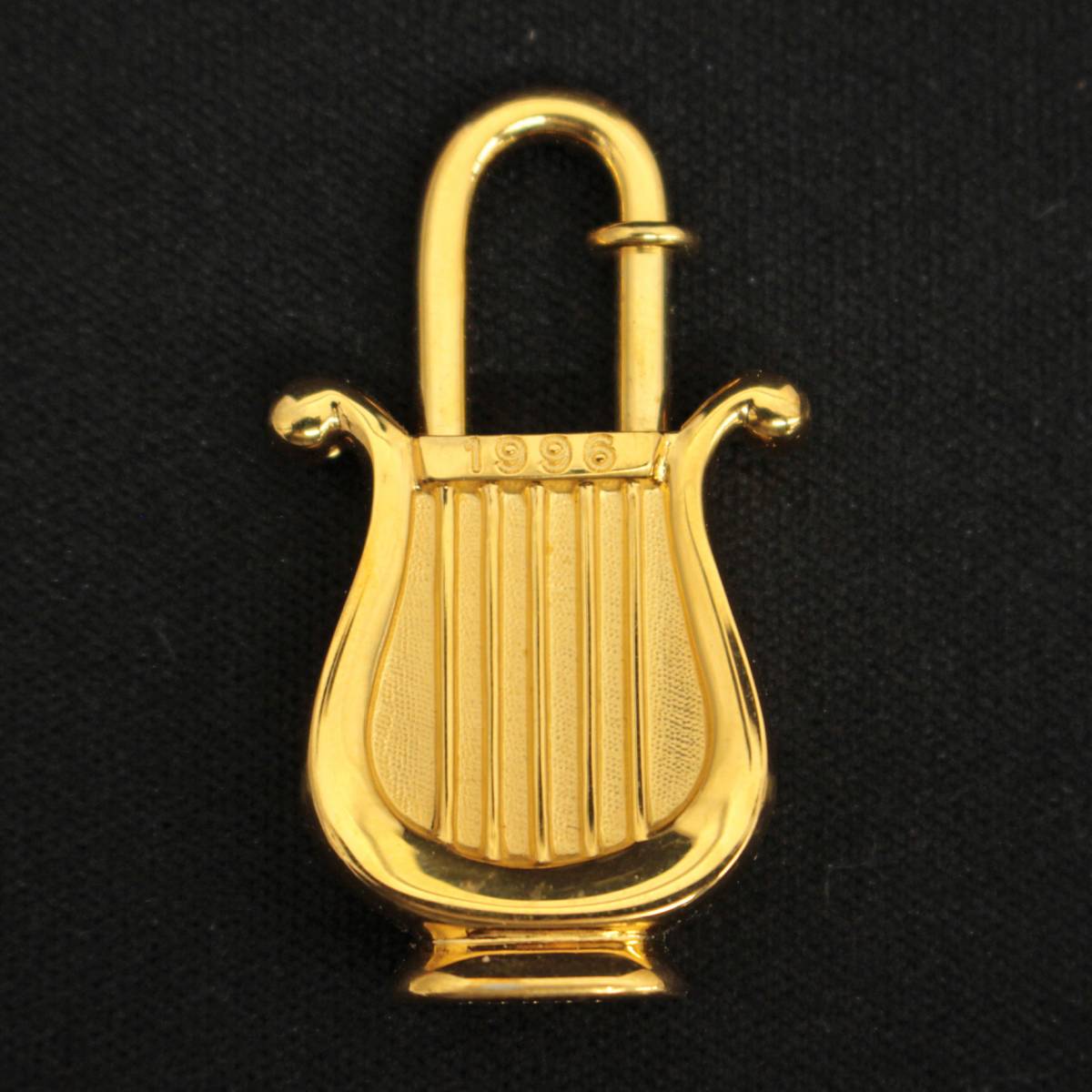 爆買い，新作登場】 ☆HERMES(エルメス)1996年限定 ハープ型カデナ