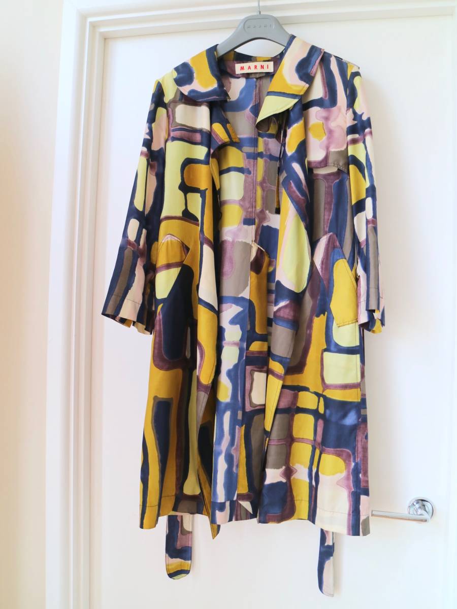 MARNIマルニ めちゃめちゃスタイリッシュなアート作品のようなレインコート★ | マルニで活躍する気鋭アーティスト、アンナ・デラーイーがベルリンで初 MARNI マルニで活躍する気鋭アーティスト、アンナ・デラーイーが 七五三掛龍也が花のパワーを享受する 「マルニ」で魅せた表現の新境地