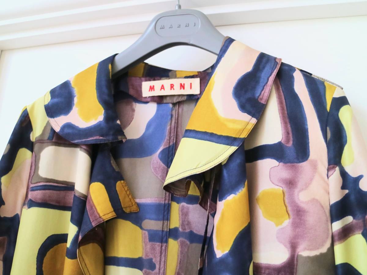 MARNIマルニ めちゃめちゃスタイリッシュなアート作品のようなレインコート★ | マルニで活躍する気鋭アーティスト、アンナ・デラーイーがベルリンで初 MARNI マルニで活躍する気鋭アーティスト、アンナ・デラーイーが 七五三掛龍也が花のパワーを享受する 「マルニ」で魅せた表現の新境地