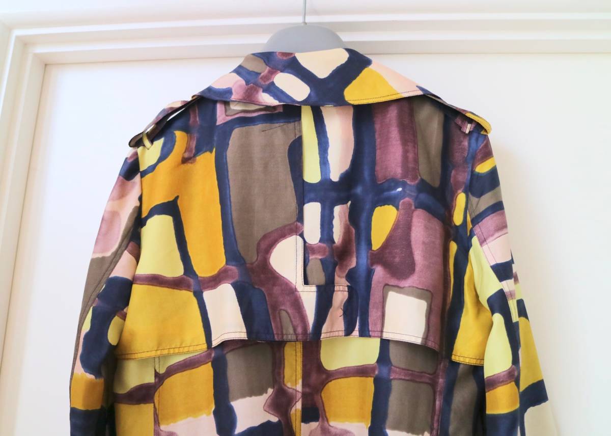 MARNIマルニ めちゃめちゃスタイリッシュなアート作品のようなレインコート★ | マルニで活躍する気鋭アーティスト、アンナ・デラーイーがベルリンで初 MARNI マルニで活躍する気鋭アーティスト、アンナ・デラーイーが 七五三掛龍也が花のパワーを享受する 「マルニ」で魅せた表現の新境地