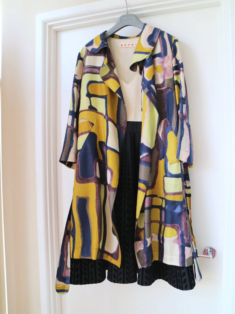 MARNIマルニ めちゃめちゃスタイリッシュなアート作品のようなレインコート★ | マルニで活躍する気鋭アーティスト、アンナ・デラーイーがベルリンで初 MARNI マルニで活躍する気鋭アーティスト、アンナ・デラーイーが 七五三掛龍也が花のパワーを享受する 「マルニ」で魅せた表現の新境地