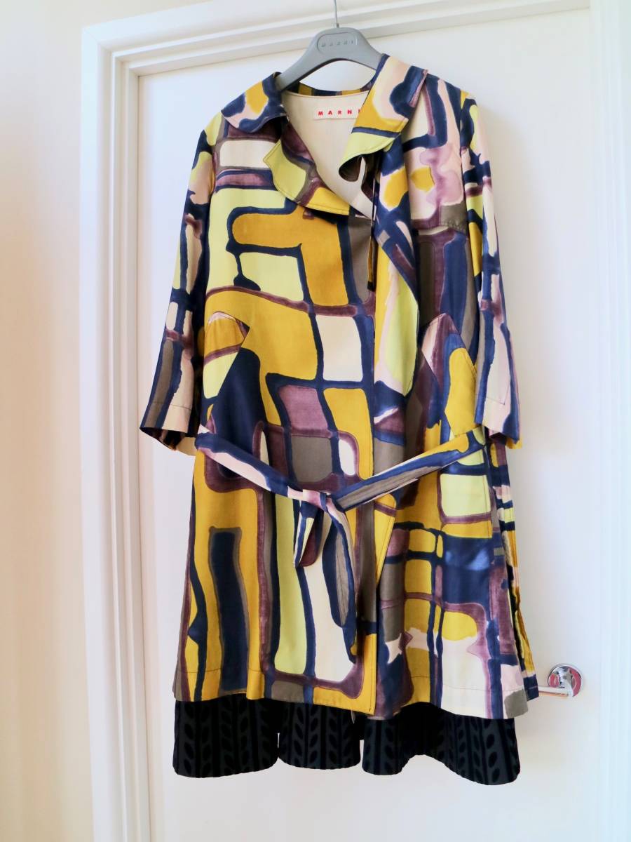 MARNIマルニ めちゃめちゃスタイリッシュなアート作品のようなレインコート★ | マルニで活躍する気鋭アーティスト、アンナ・デラーイーがベルリンで初 MARNI マルニで活躍する気鋭アーティスト、アンナ・デラーイーが 七五三掛龍也が花のパワーを享受する 「マルニ」で魅せた表現の新境地